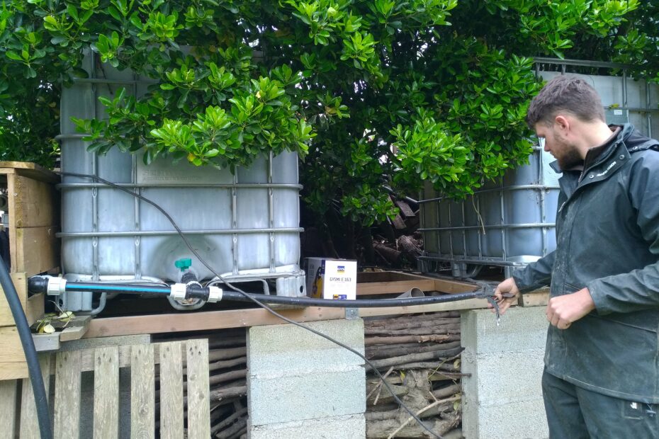 Photo d'un partie de notre réserve d'eau sur notre jardin